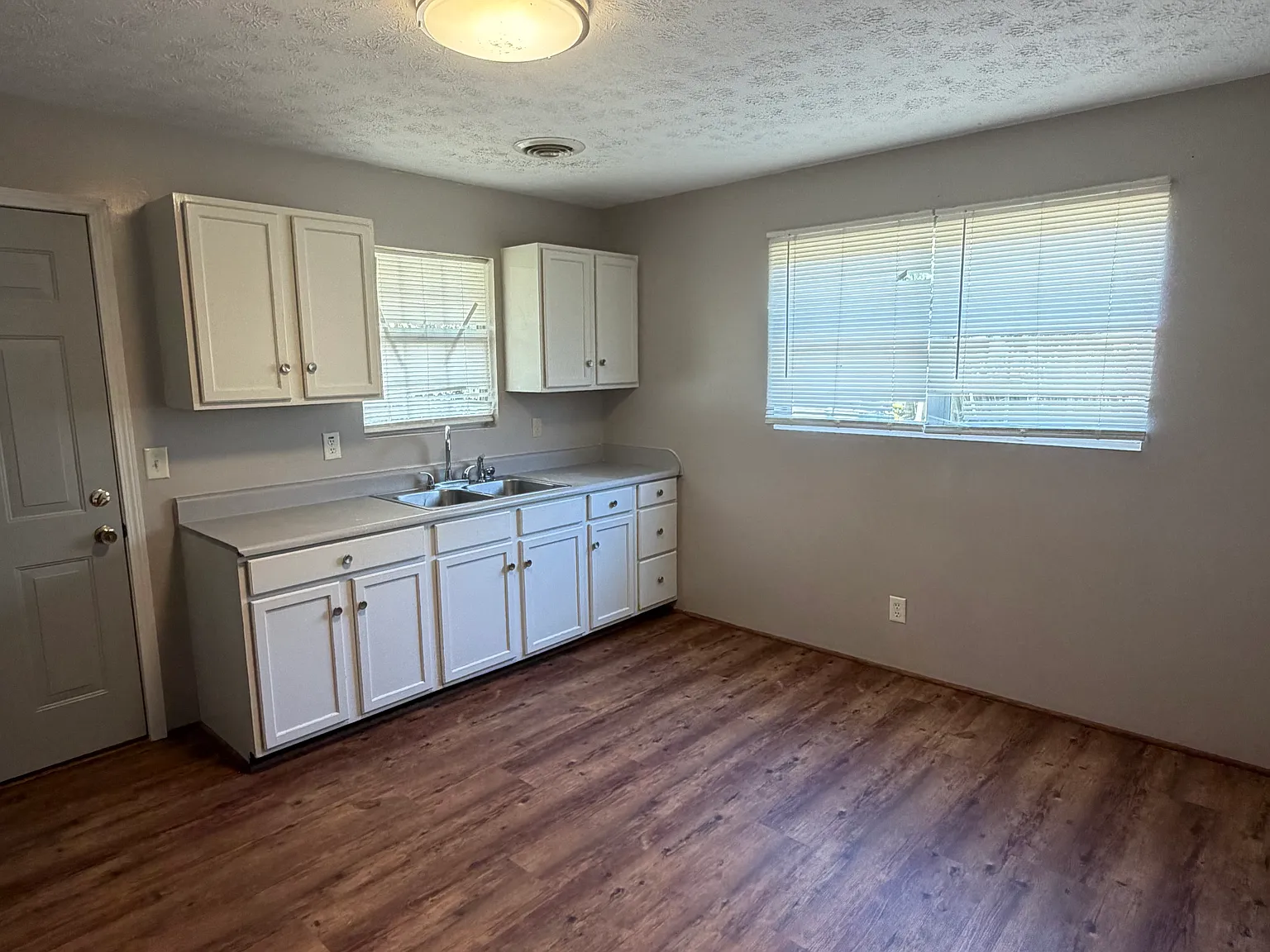 2 bed, 1000 sqft, $1,100 — Photo 3