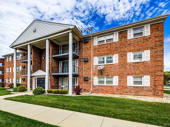 2nd image of 4410 W 111th St APT 304