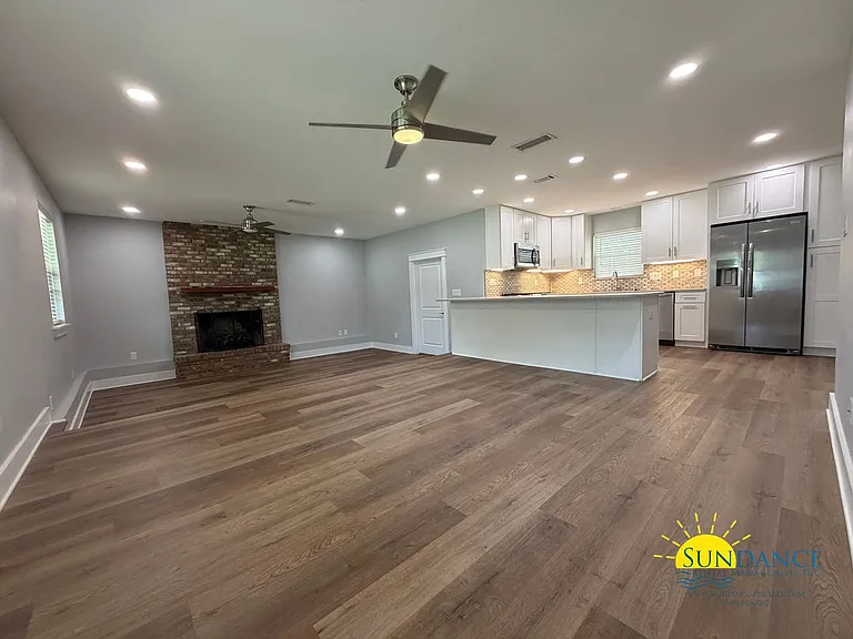 130 Walton Dr NE — Photo 2