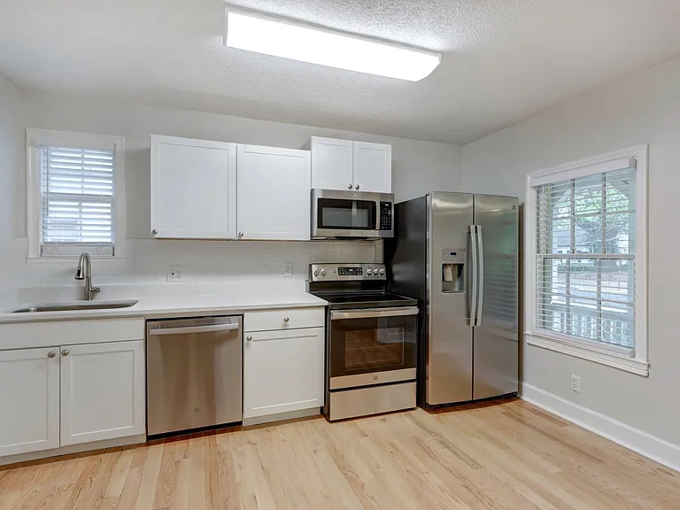 1210 E 54th St Duplex — Photo 11