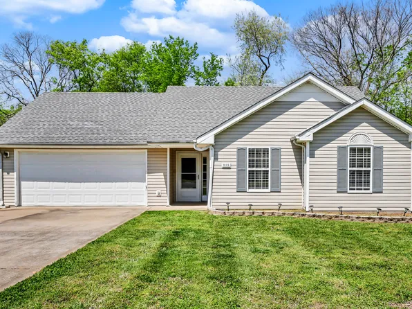 1045 Waterford Cir, Clarksville, TN 37040