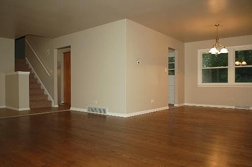 5th image of 527 Illinois Ave