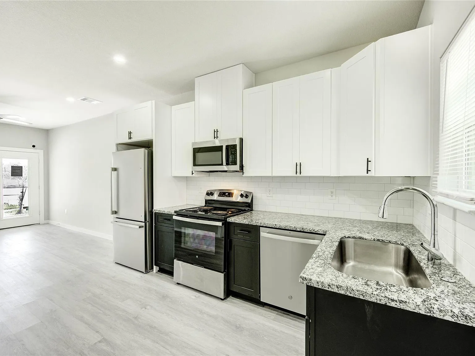 3 bed, 3.0 bath, 2296 sqft, $1,725 — Photo 4