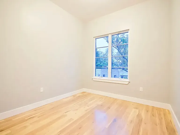 1062 Halsey St #3B — Photo 10