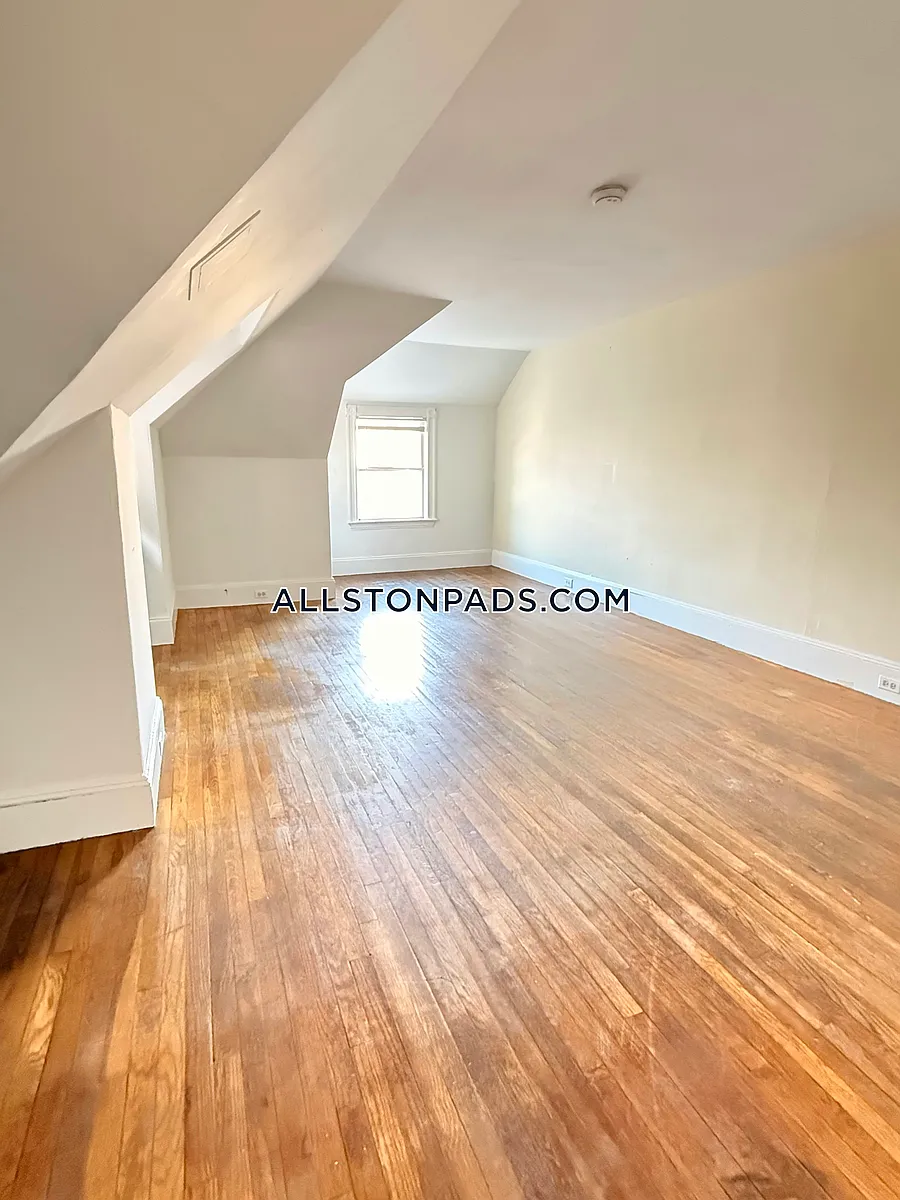 Building Photo - 18 Quint Ave #3S