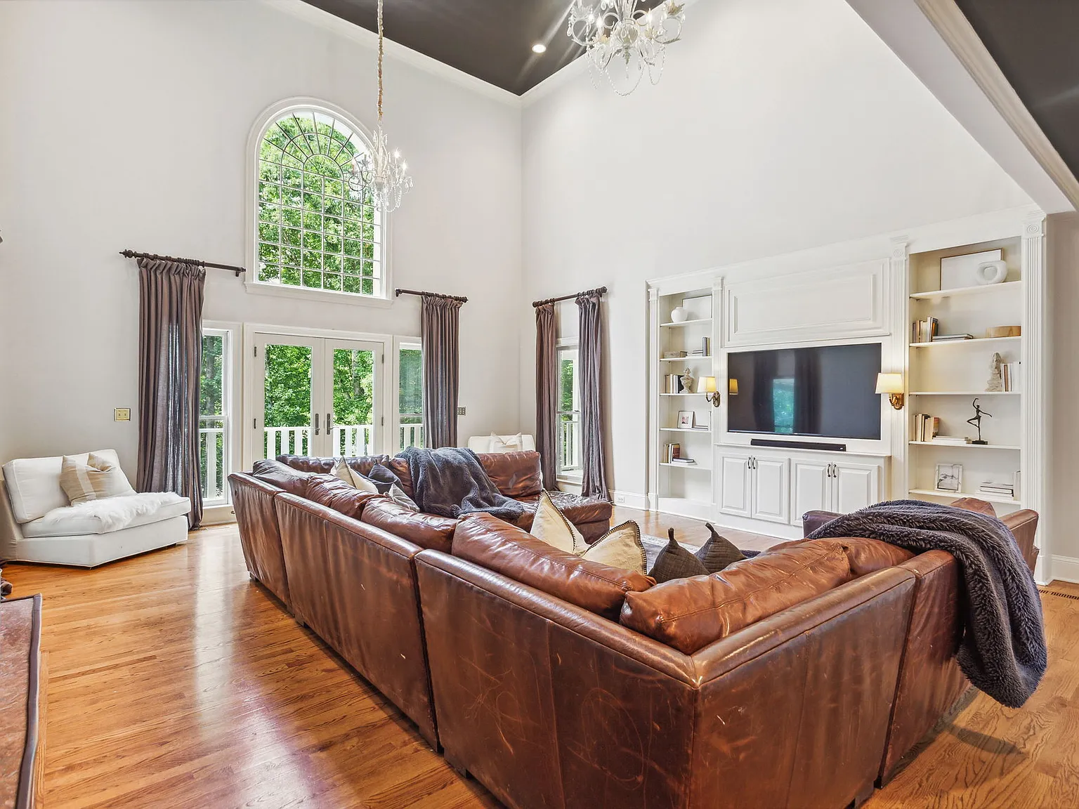 5 bed, 4.5 bath, 4382 sqft, $15,000 — Photo 4