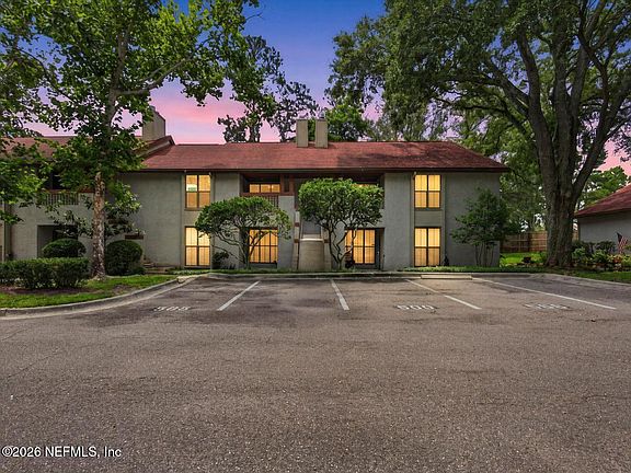 2nd image of 506 CLUBHOUSE Court