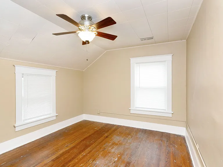 1215 Poyntz Ave — Photo 8