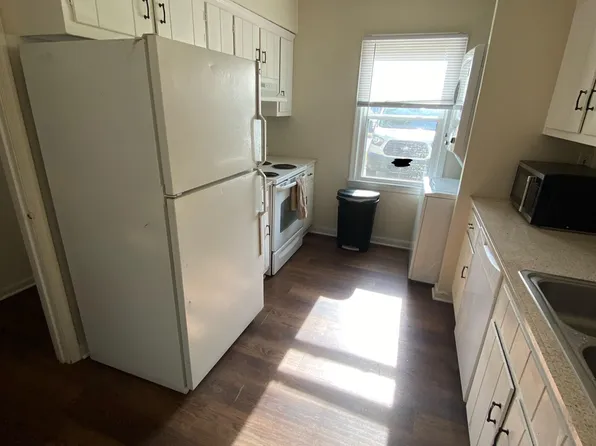5202 Clover Hill Dr, Portsmouth, VA 23703