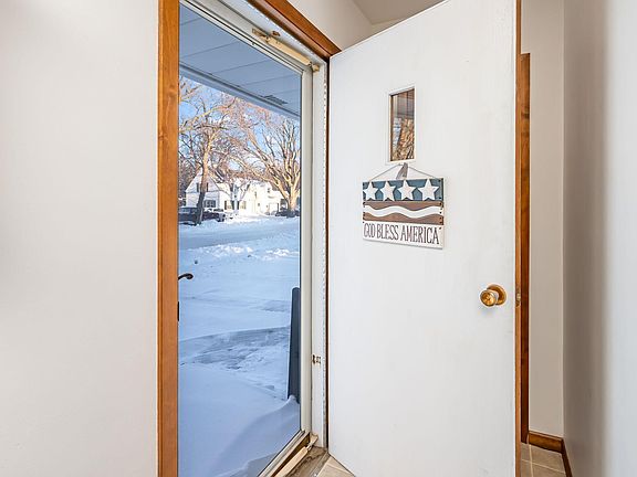 3rd image of 206 N 1st Ave E