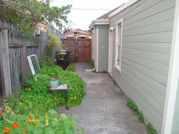Side corridor entrance to yard.