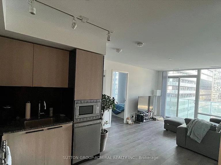 501 Yonge St #812 — Photo 3