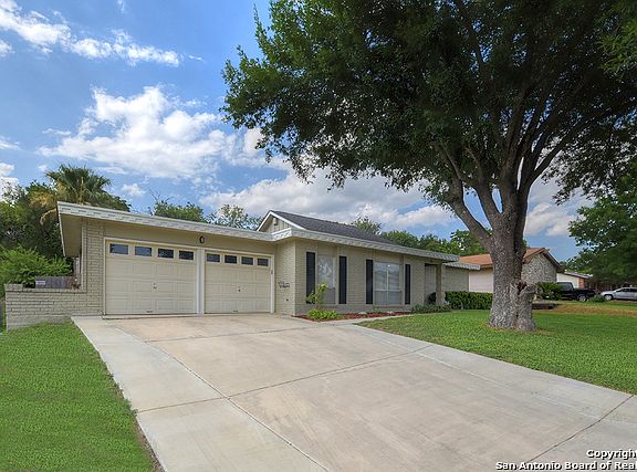 3rd image of 221 Whispering Oaks