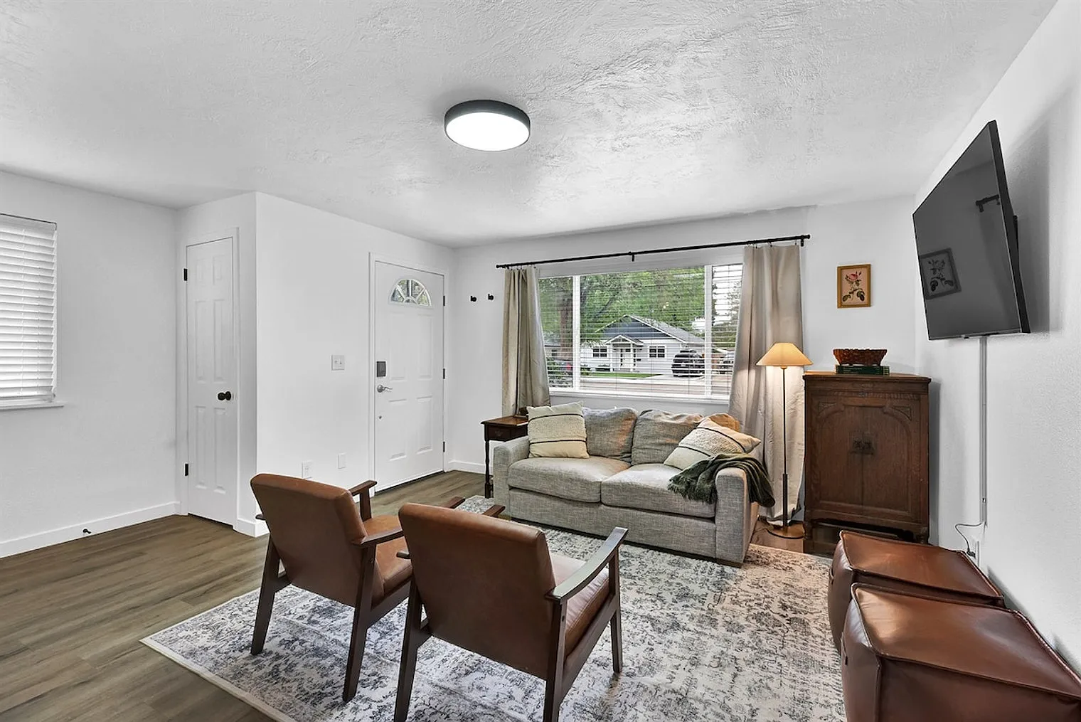 2 bed, 1.0 bath, 699 sqft, $6,329 — Photo 2