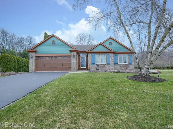 5720 Garnet Cir, Clarkston, MI 48348