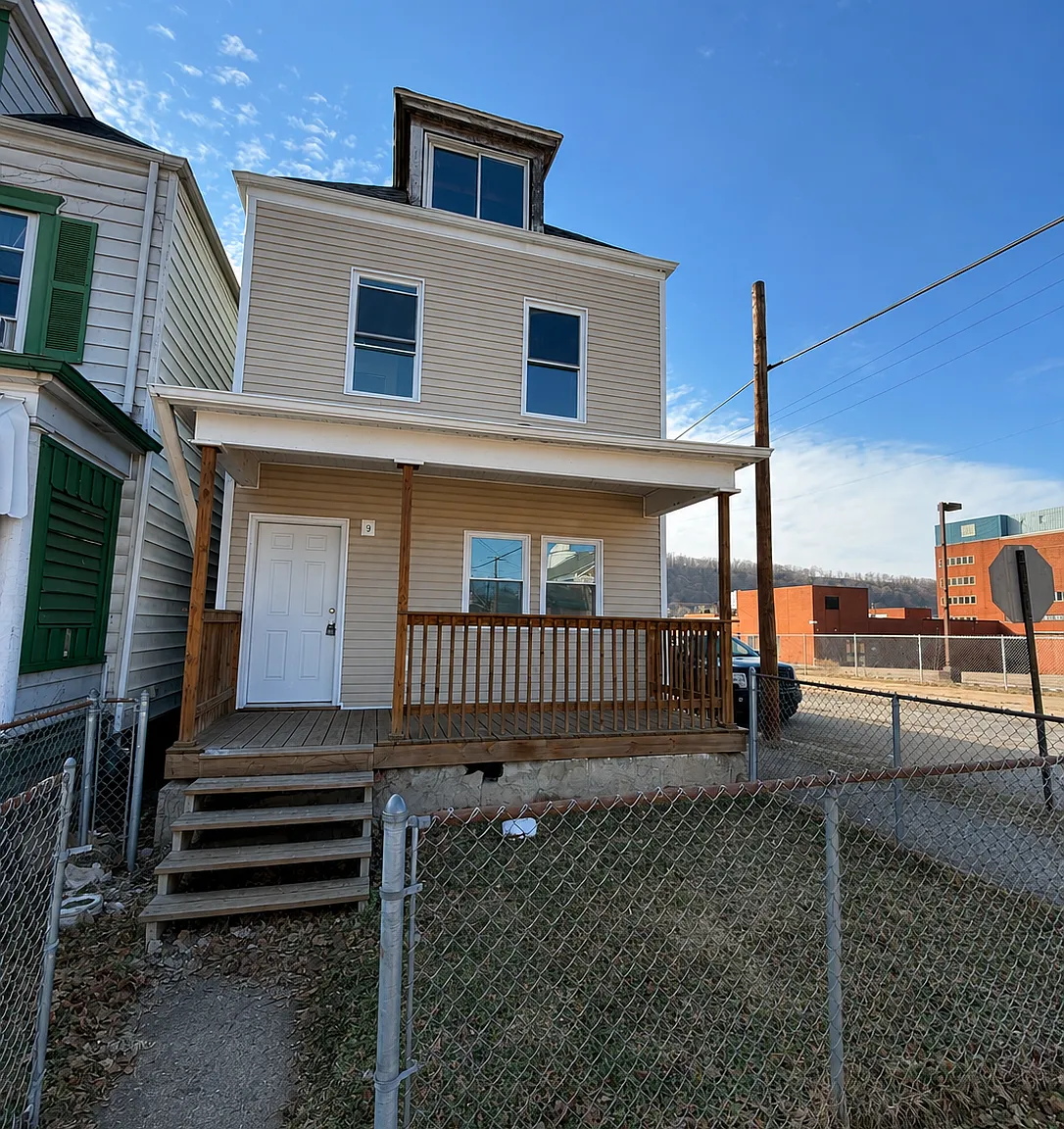 3 bed, 2400 sqft, $1,495 — Photo 1