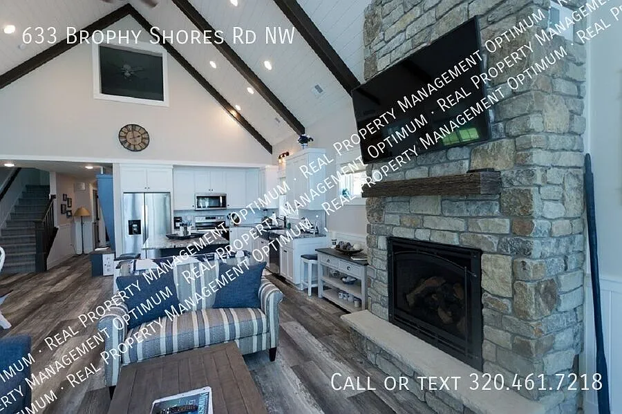 Exquisite 3 bed, 2.5 bath Cottage on Lake Brophy Fall Winter Rental — Photo 4