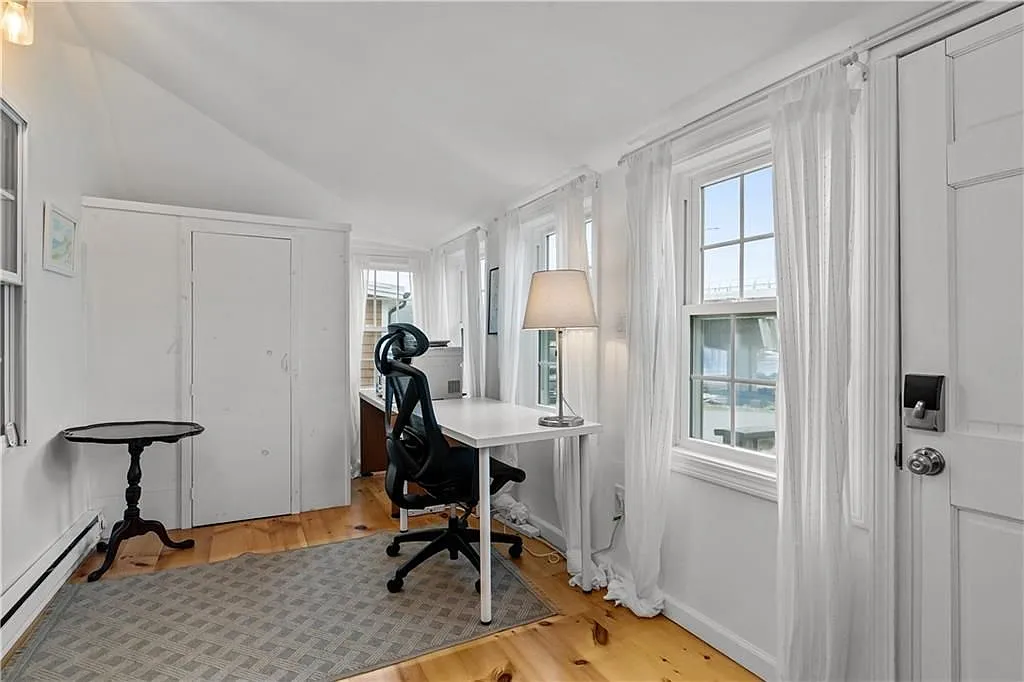 3 bed, 2.0 bath, 1395 sqft, $2,500 — Photo 3