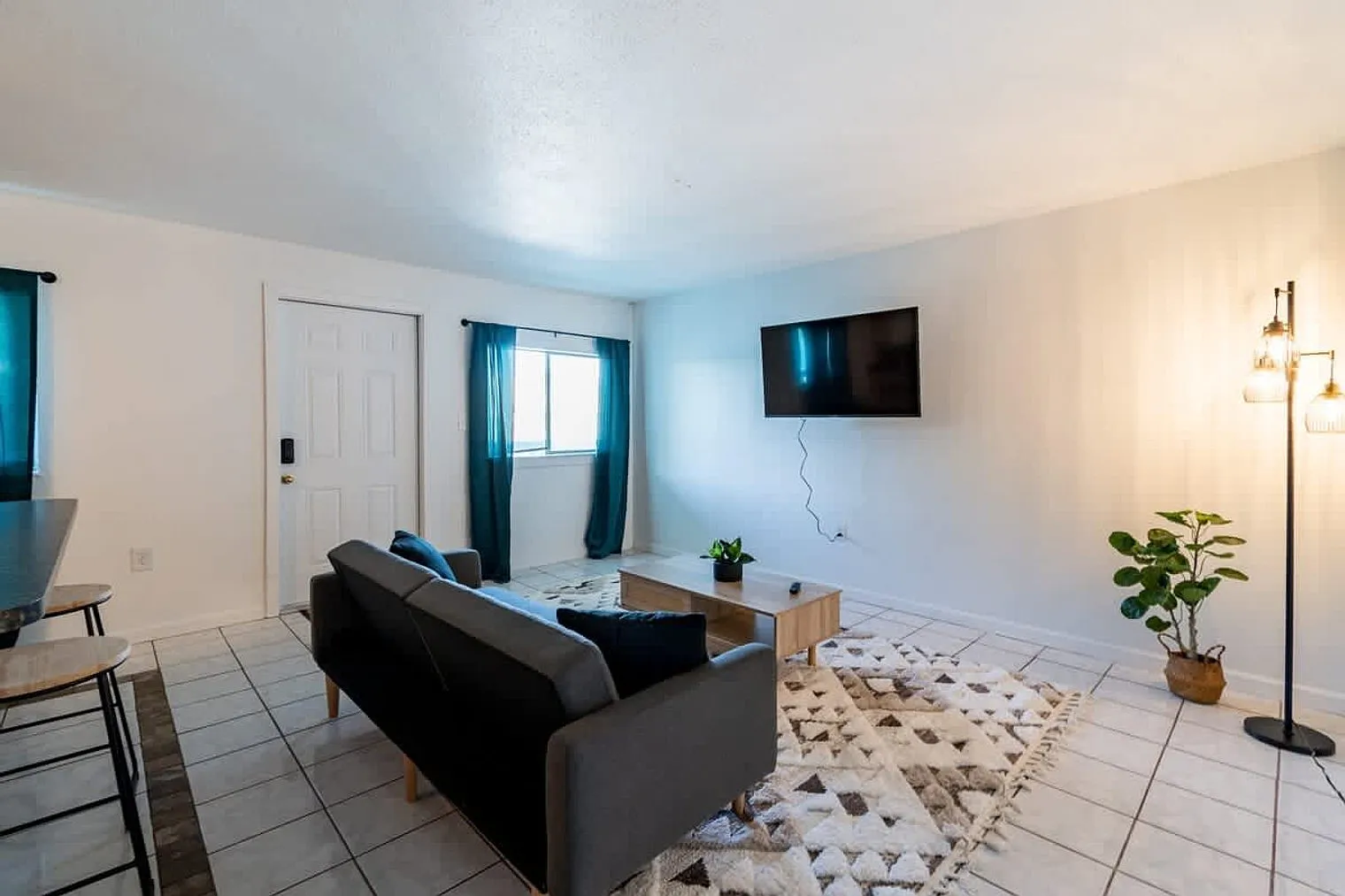 1 bed, 1.0 bath, 592 sqft, $2,312 — Photo 3