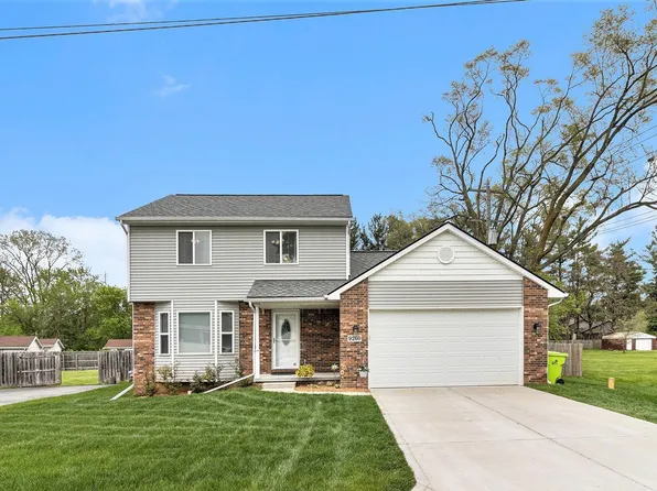 9260 Walnut Dr, Whitmore Lake, MI 48189