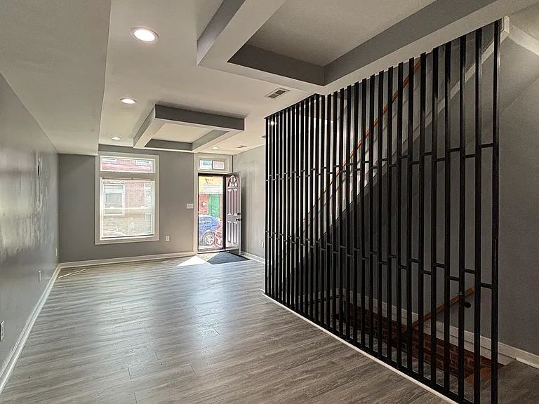 910 N Streeper St — Photo 1