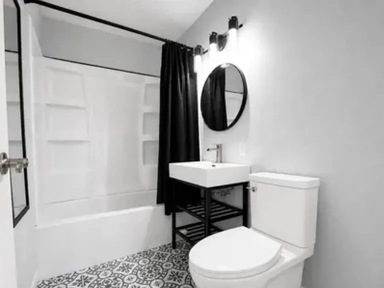 703 E State St — Photo 3