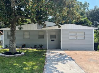 1023 W Snyder St, Alvin, TX 77511