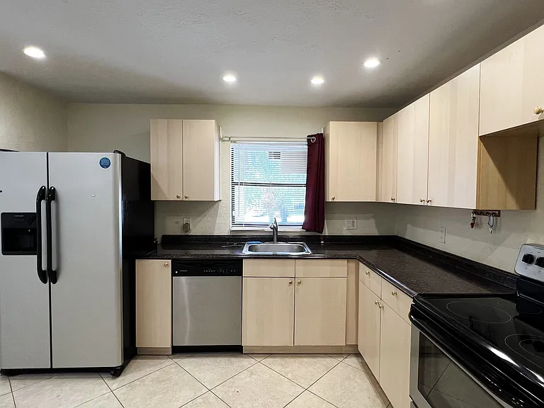 9617 Riverside Dr #6 — Photo 5
