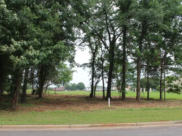 305 Ironhorse Ct, Albany, GA 31721