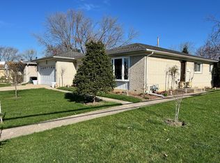 1700 W Pheasant Trl, Mount Prospect, IL 60056