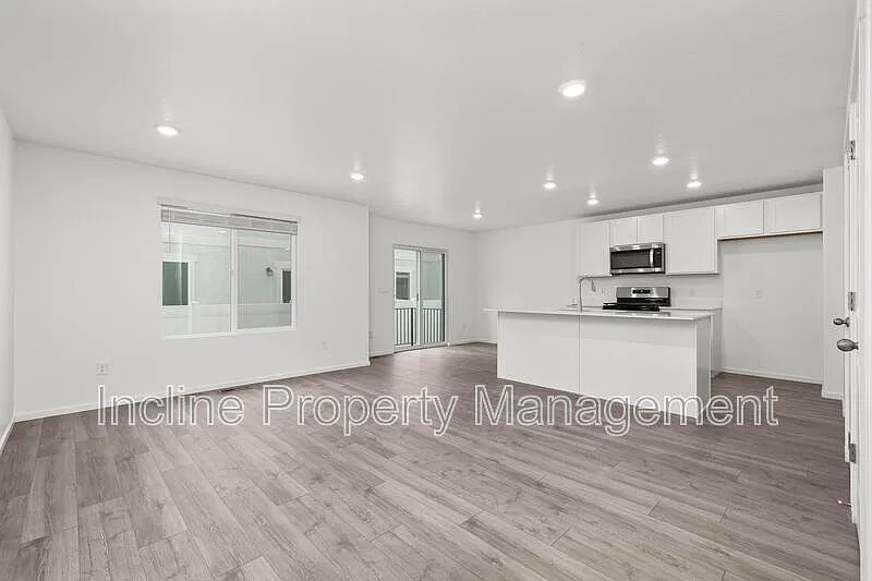 4 bed, 2.5 bath, 2248 sqft, $2,350 — Photo 4