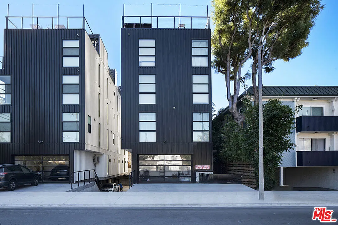 1 bed, 370 sqft, $2,100 — Photo 3