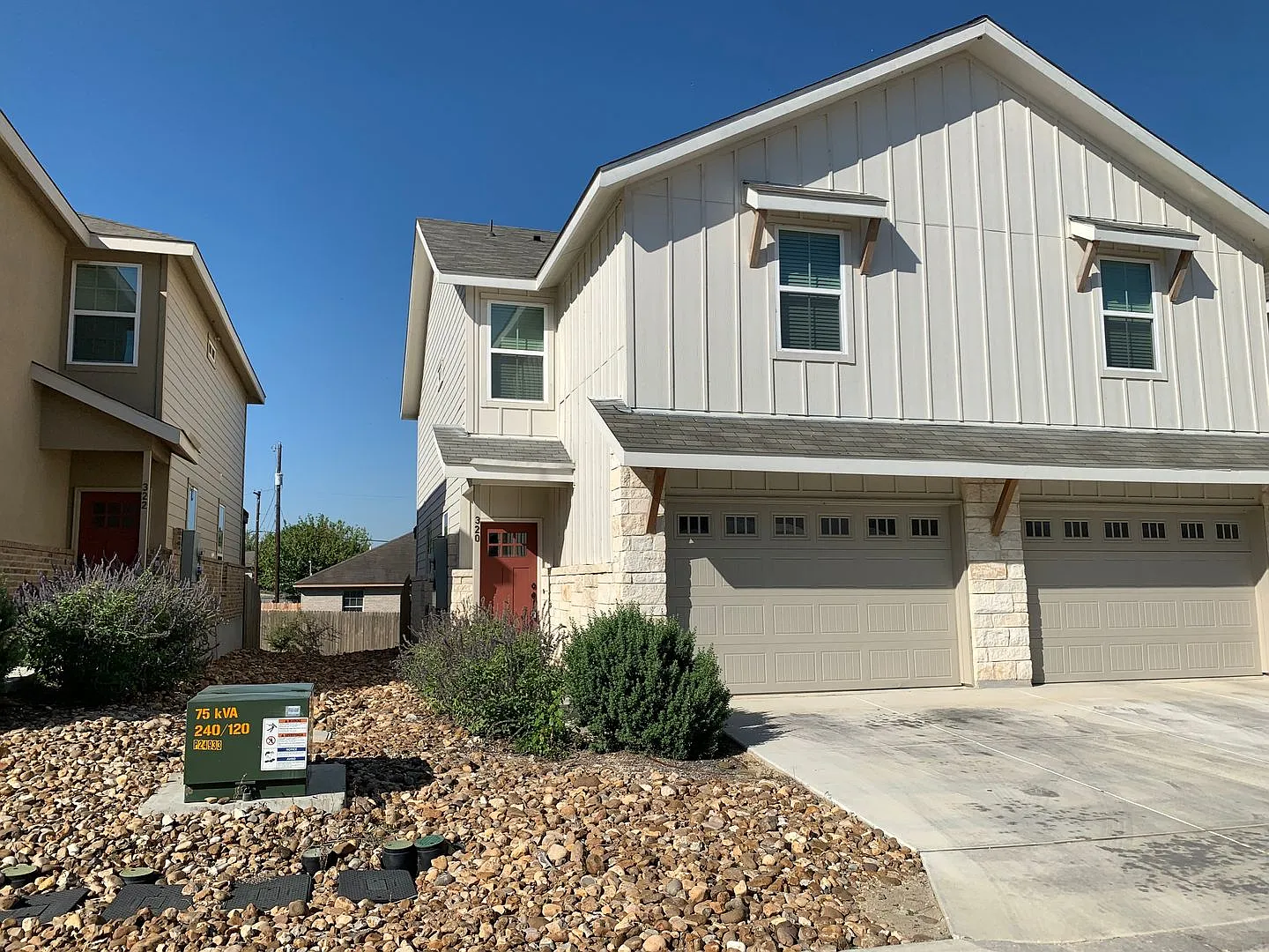 1 Month Free Rent / 3/2.5/1.5 /Includes Fridge, Washer & Dryer / Oversized 1 Car Garage / Fenced ... — Photo 2