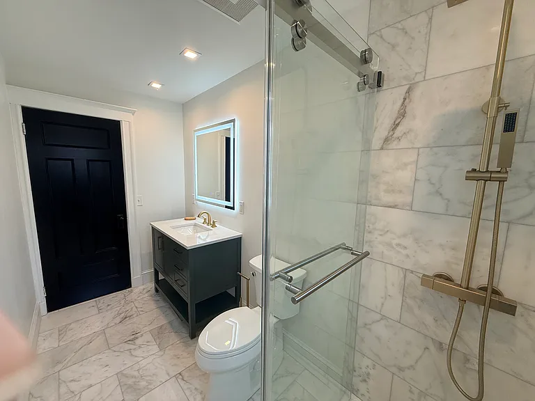 2nd floor full bathroom