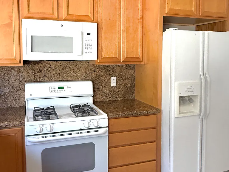 Gas stove & oven! Work GREAT! Granite countertops and backsplash.