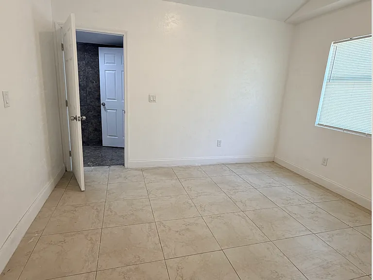 9518 N Dartmouth Ave — Photo 8