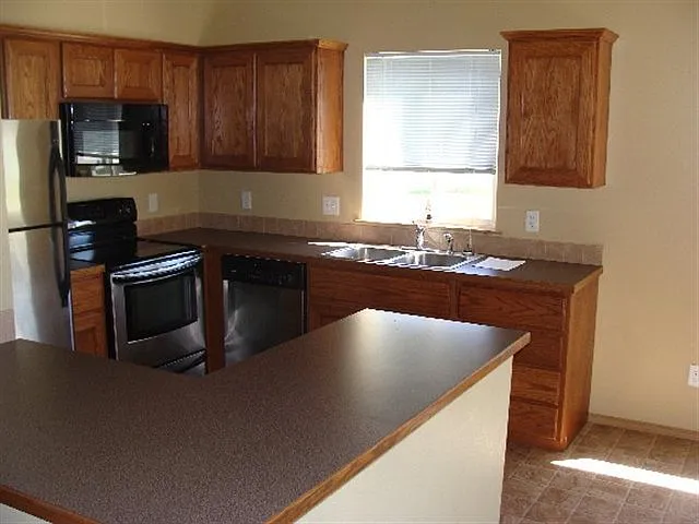 954 N Bluffwood Ln — Photo 2