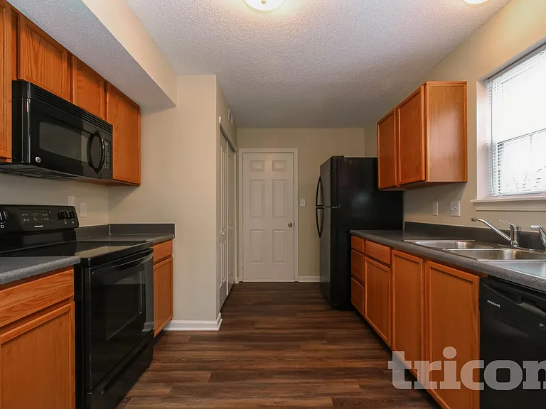 1329 Lake Meadow Dr — Photo 5