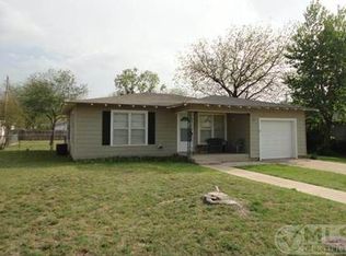 1426 Avenue C, Graham, TX 76450
