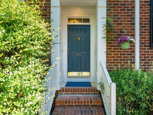 206 Brookgreen Dr, Chapel Hill, NC 27516