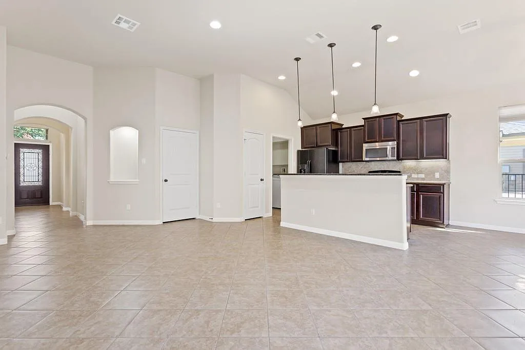 3 bed, 1439 sqft, $2,195 — Photo 3