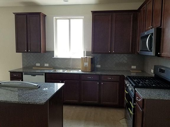 3rd image of 517 Saturnia Dr