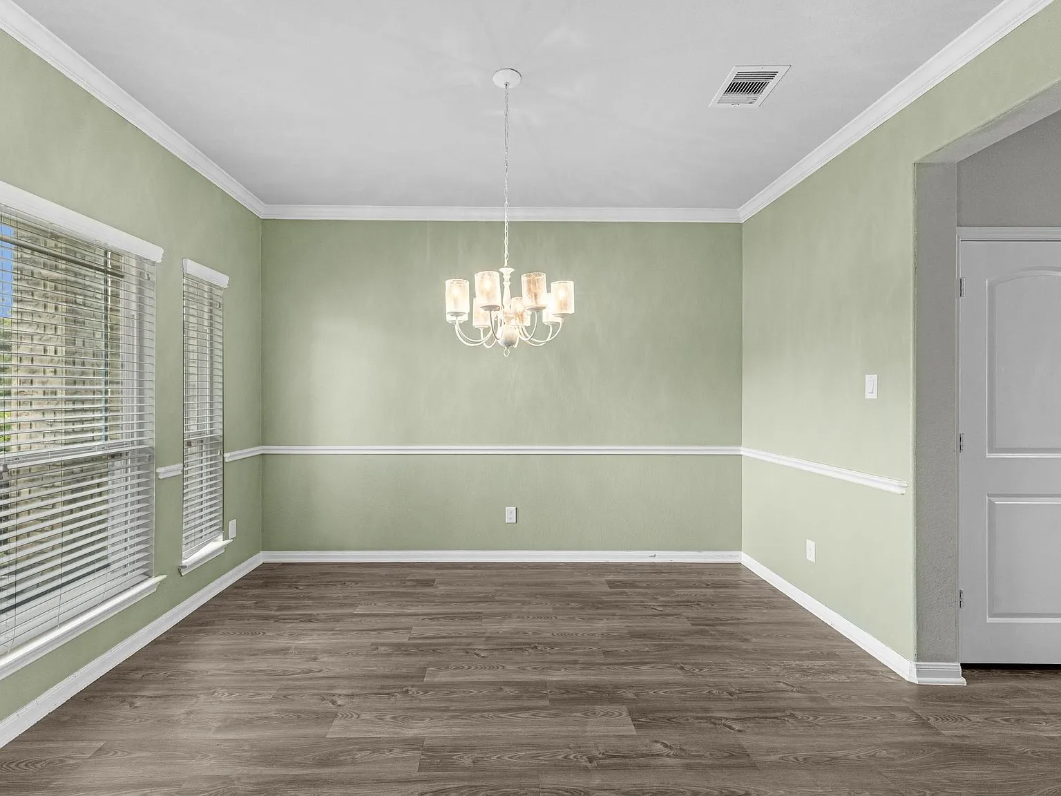 4 bed, 2.5 bath, 2330 sqft, $2,500 — Photo 4