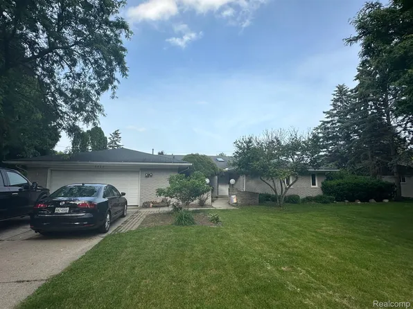 6820 Fredmoor Dr, Troy, MI 48098
