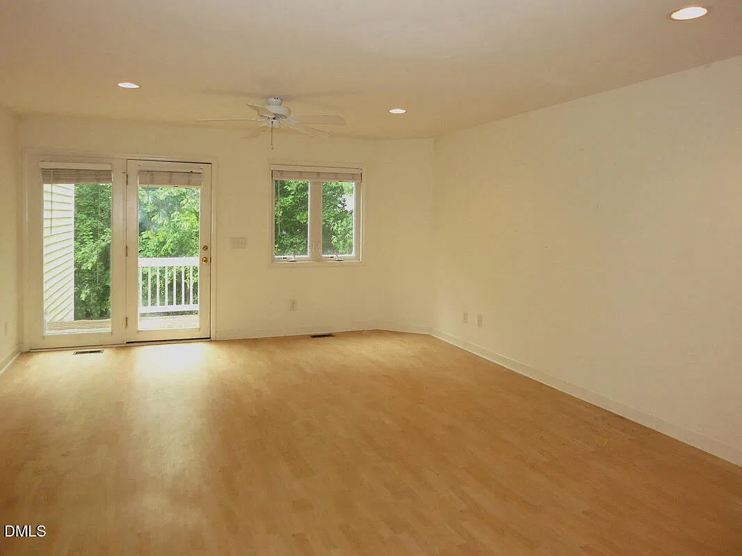3 bed, 3.0 bath, 1400 sqft, $3,200 — Photo 3