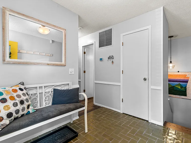 10 Victoria Ln — Photo 4