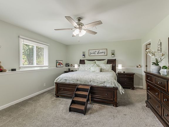 4th image of 1025 Claremont Dr