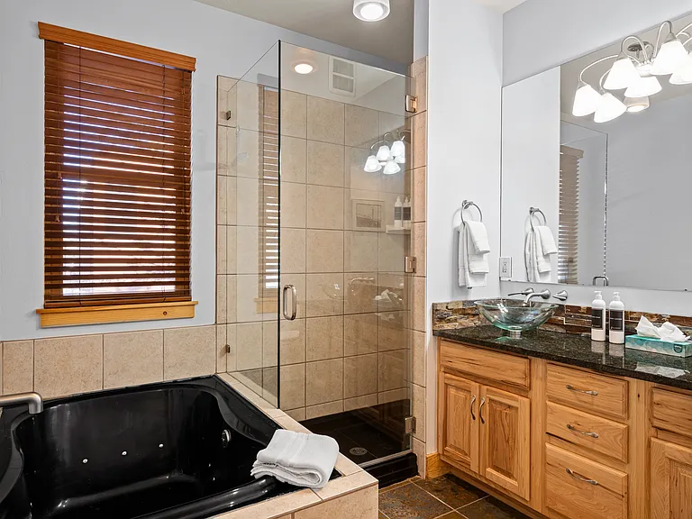 En Suite Bathroom / Jetted Tub