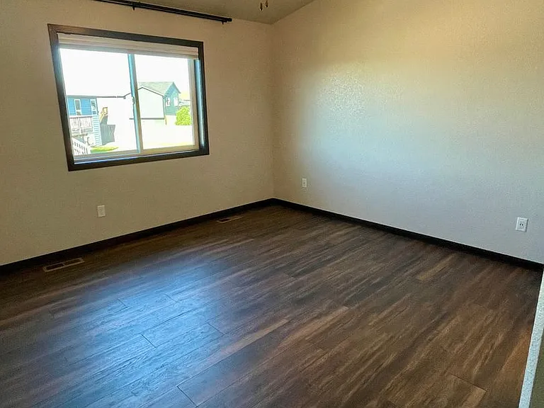 557 Mace Dr — Photo 12