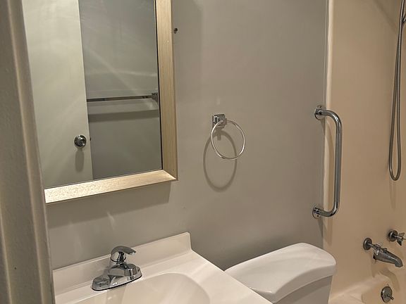4th image of 108 Highland Dr APT 6